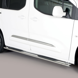 "Marchepied latéral GPO446MWB noir et chromé sur Toyota Proace City Verso, vue latérale