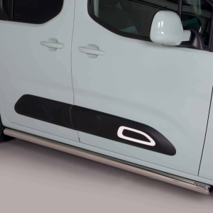Protections latérales noir et chromé sur Citroën Berlingo 2020, vue de côté